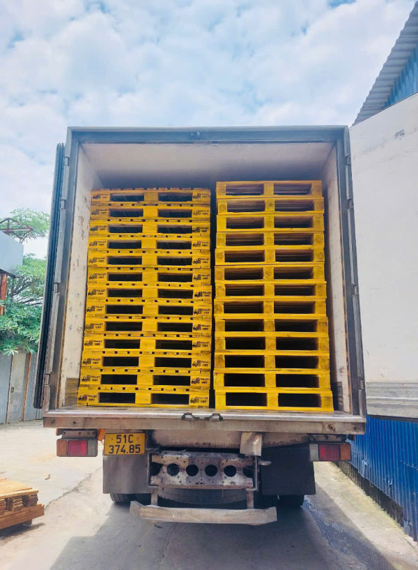 Pallet có kích thước vừa với thùng xe tải