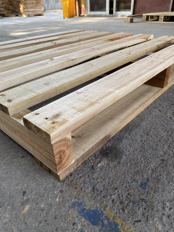 Pallet gỗ 2 hướng nâng